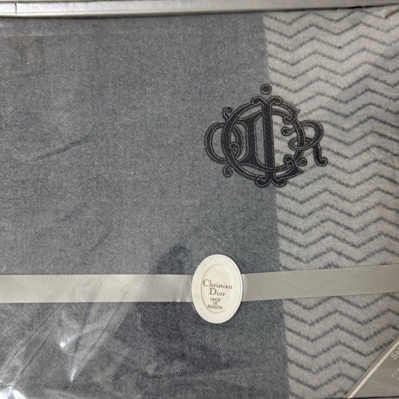 Dior Gray and White Bedding Sheet - Picture 2 of 8